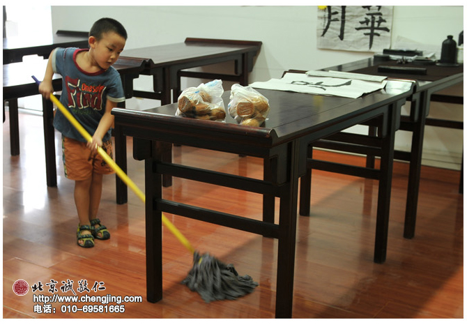 下课后，优优主动帮助书法教室的老师打扫卫生，