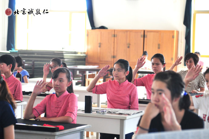学员专注学习手语歌曲
