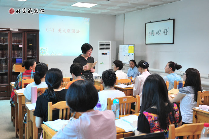 杨老师讲授传统文化多元德艺教学法；
10余种凝结着智慧与慈爱的教学方法，带给学者无尽的宝藏。

