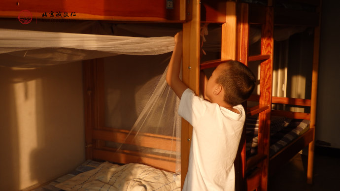 小学员学习整理蚊帐