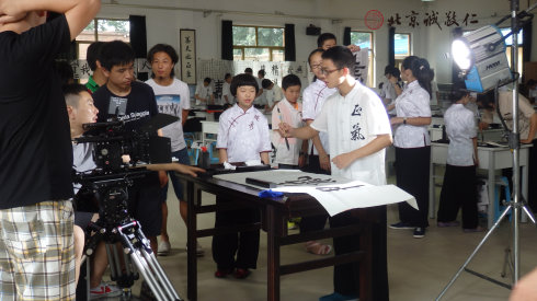  张家湾镇政府制作传统文化专题片，
摄制组到小院采集资料；常同学示范书法。