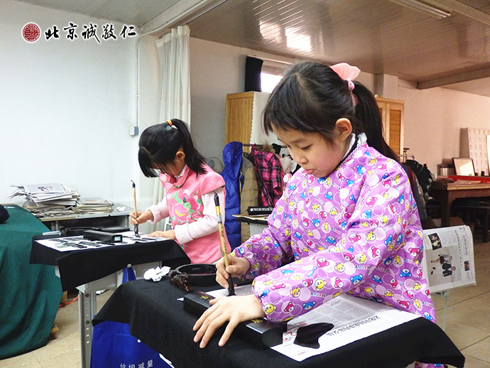 6岁的小姐妹是杨老师书法教室的老学员；寒假一起来小院学习书法和圣贤文化。