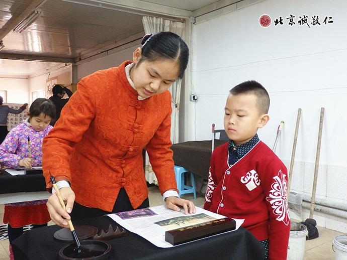 老师指导来自内蒙古的小学员基础课程