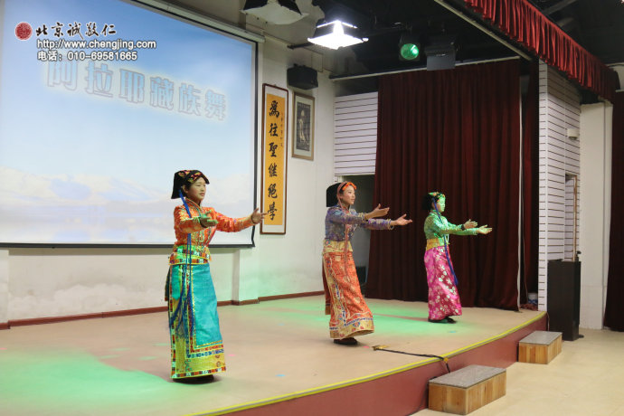 藏族姑娘献上舞蹈《阿拉耶》，还有至诚的感恩和祝福