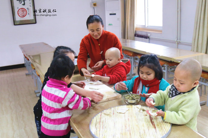 小学员们在老师的指导下，认真地学习包饺子
