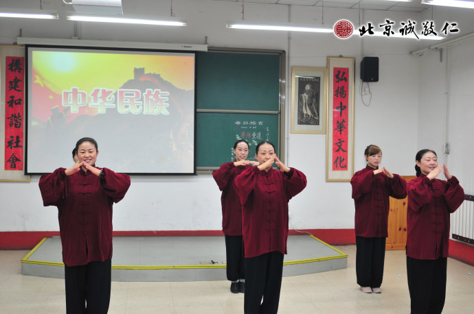 配图：师资班的手语歌曲《中华民族》