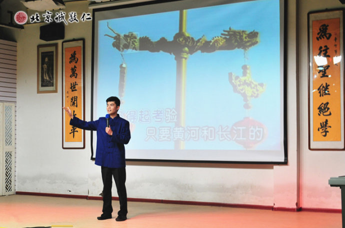 歌唱比赛表现出员工的精神风貌，参赛选手演唱《中华民族》
